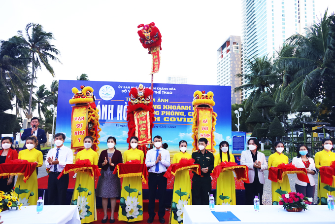 Representatives cutting ribbon at opening ceremony 