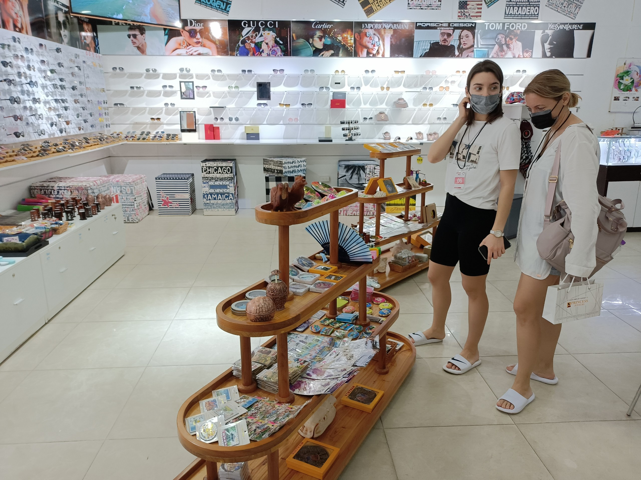 Souvenirs attract interest of Russian tourists 