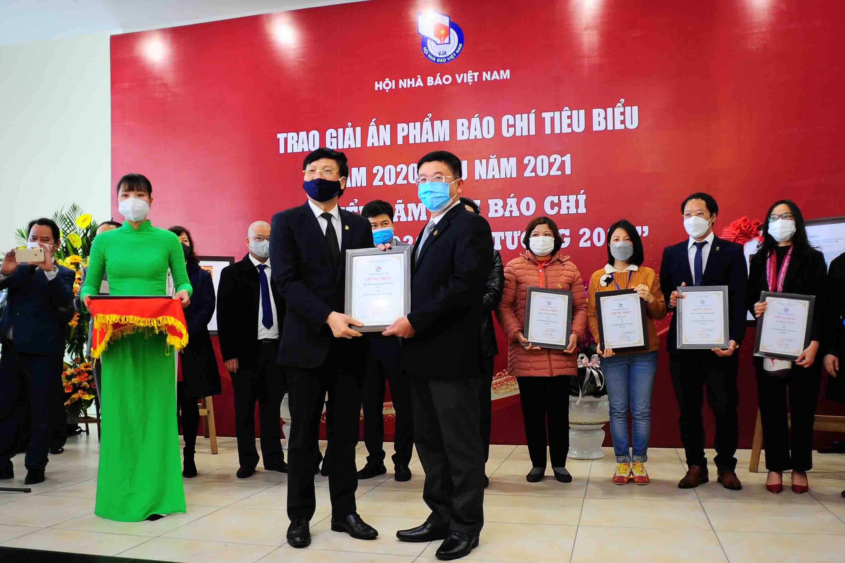 Journalist Ho Quang Loi, Permanent Vice-Chairman of Vietnam Journalists’ Association (left), presents prize of impressive cover of Tet publication to the representative of Editorial Board of Khanh Hoa Newspaper. Photo: Minh Thao