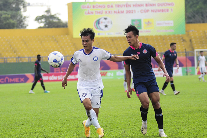 Khanh Hoa FC (white uniform) playing at Binh Duong Television Cup 2021 (Source: fanpage Khanh Hoa FC)