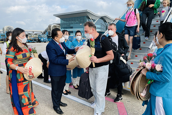 Russian tourists excitedly return to Khanh Hoa