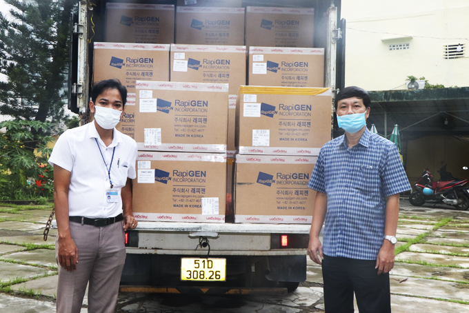 Representative of LienVietPostBank - Khanh Hoa Branch giving 100,000 Covid test kits to Khanh Hoa 
