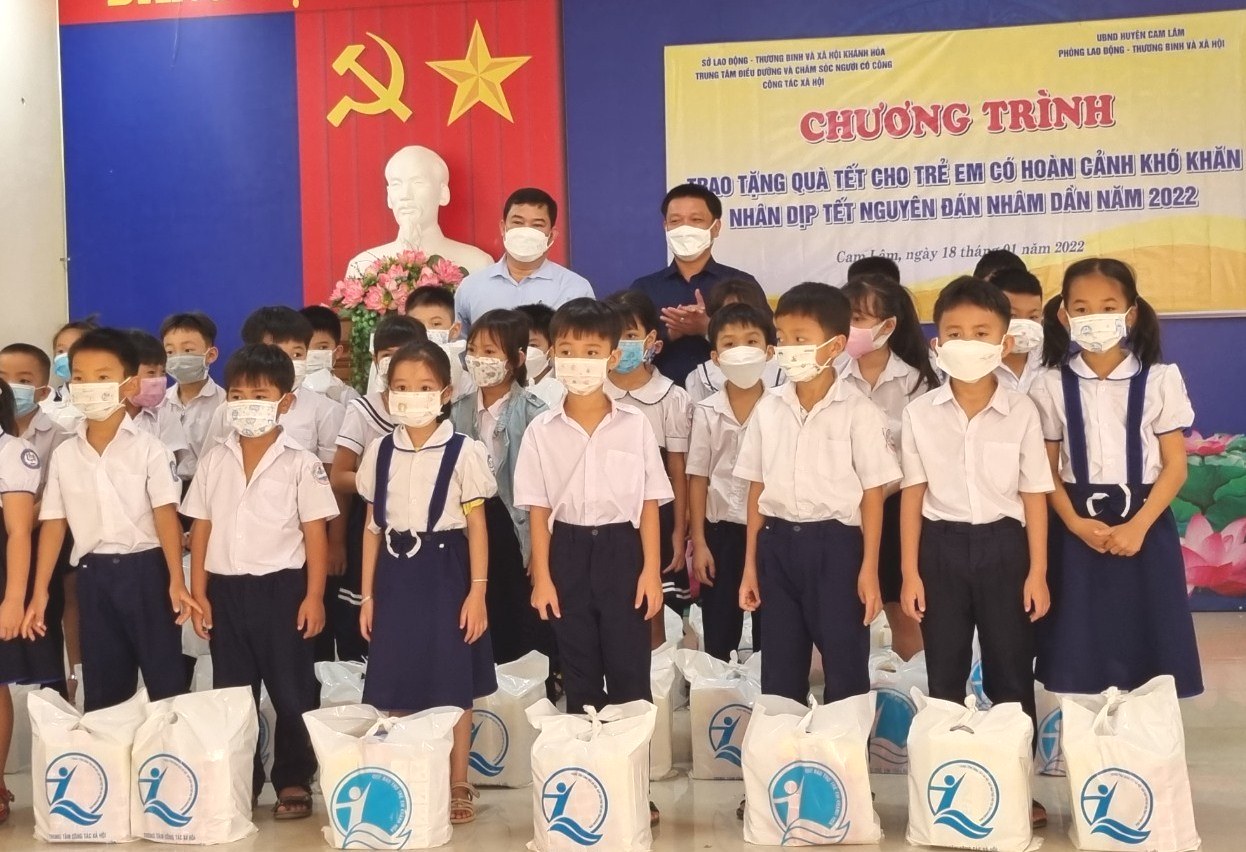 400 New Year gifts for disadvantaged children