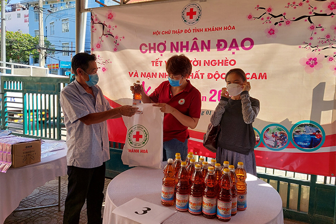 Humanitarian market attracts 100 people