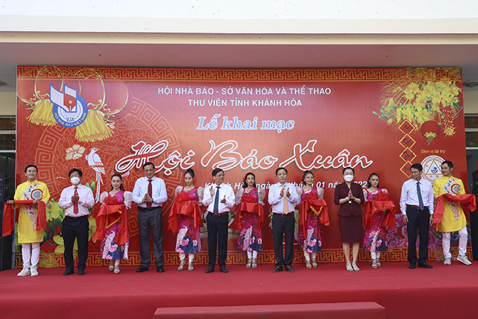 Representatives cutting ribbon opening Spring Newspaper Festival 2022