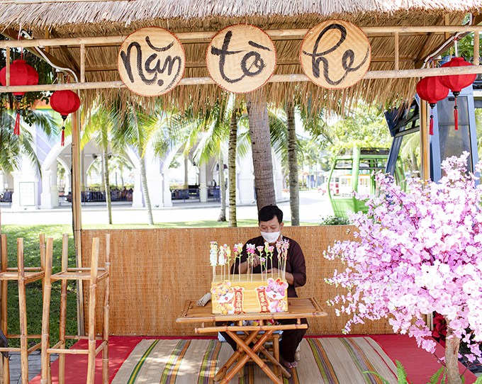 An artisan making “to he”, Vietnam’s traditional edible toys 