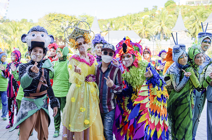 Tourists posing with actors of Tata Show