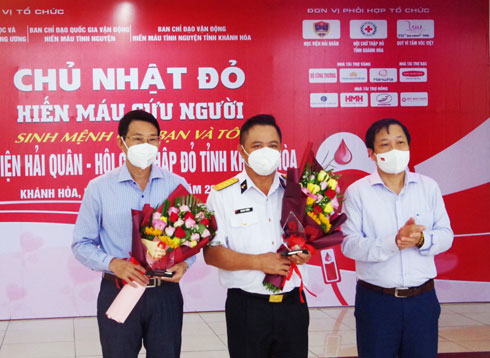 More than 500 join Red Sunday