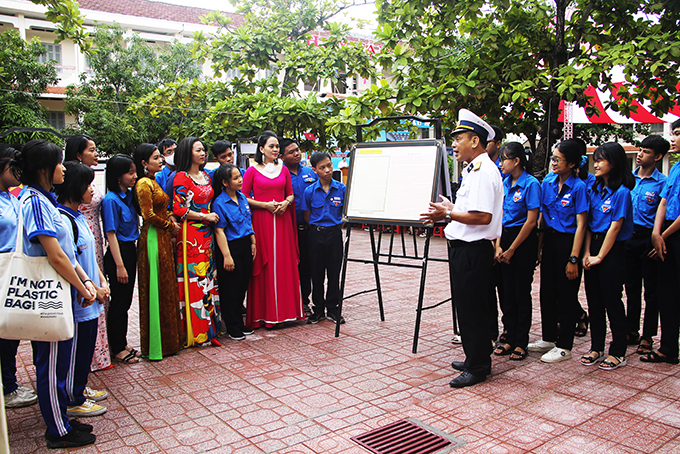 Teaches and students learning about nation’s sovereignty overs sea and islands at 2020 digital exhibition held at Ha Huy Tap High School 