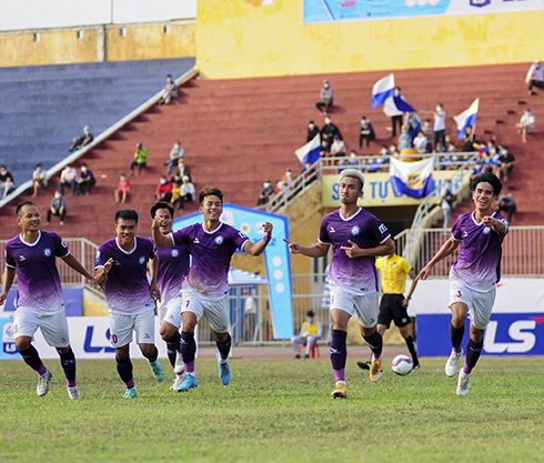 Khanh Hoa FC players celebrating their first goal of LS-2022 (Source: Fanpage of Khanh Hoa FC)