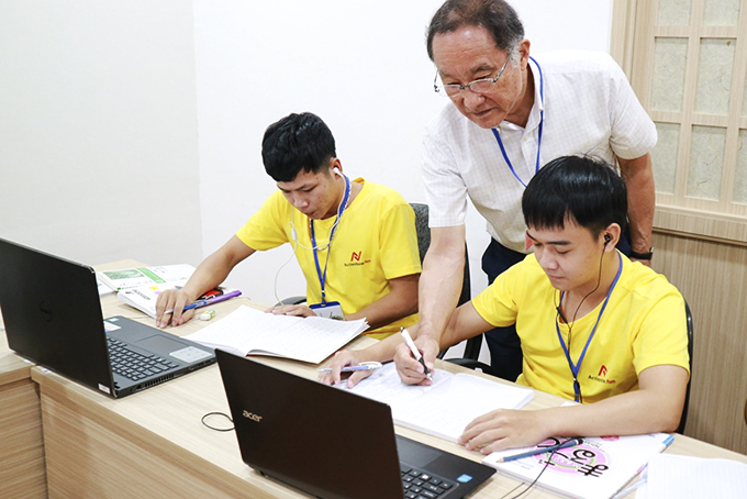 Tetsuya Sakai teaching students at Amy Japanese Center