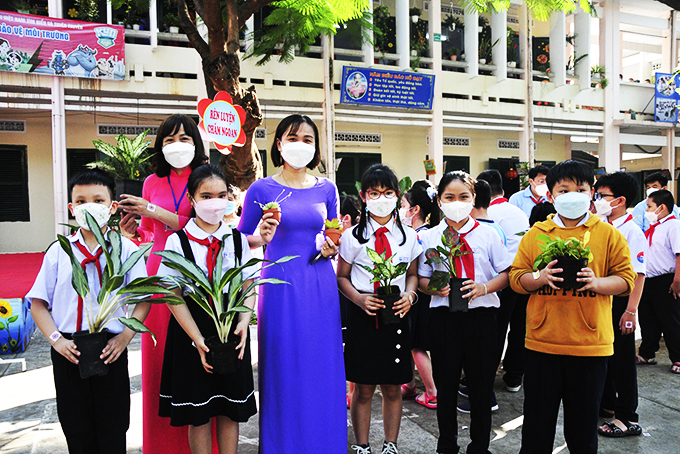 Trash-for-plant exchange