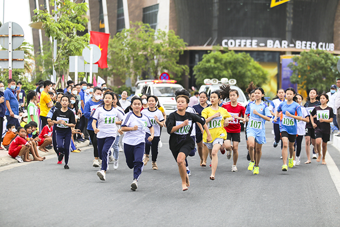 Players competing at a cross-country race of Nha Trang