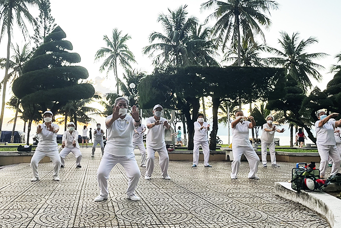 Elderly people doing morning exercise 