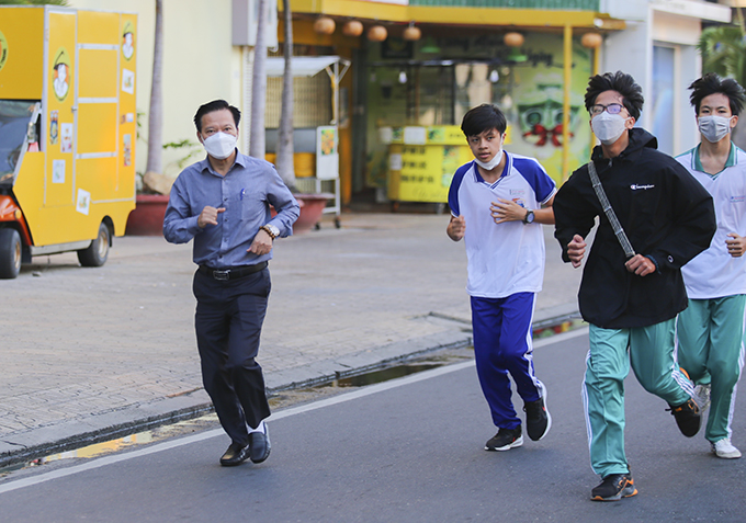 Phan Thanh Liem, vice-chairman of Nha Trang City People's Committee (left) join the running