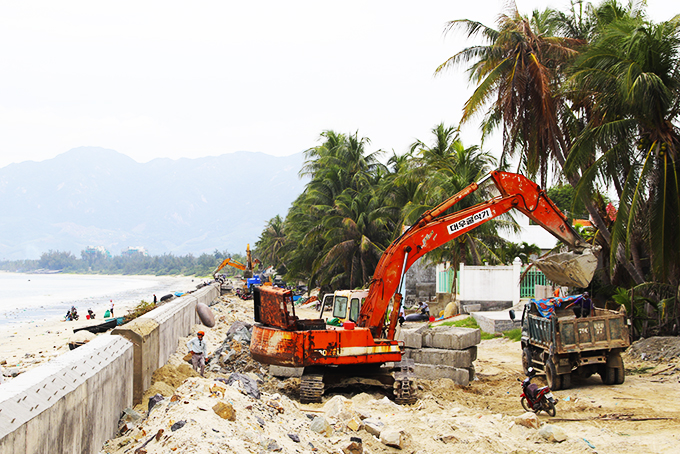 Executing coastal embankment in Ninh Hai ward, Ninh Hoa