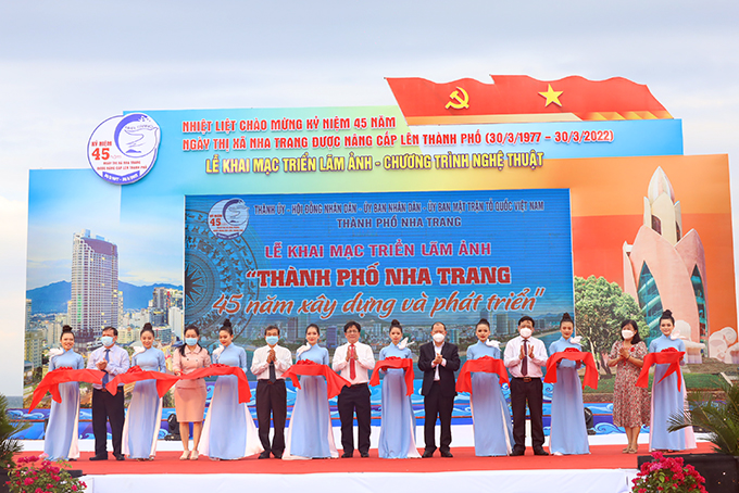 Representatives cutting ribbons at opening ceremony