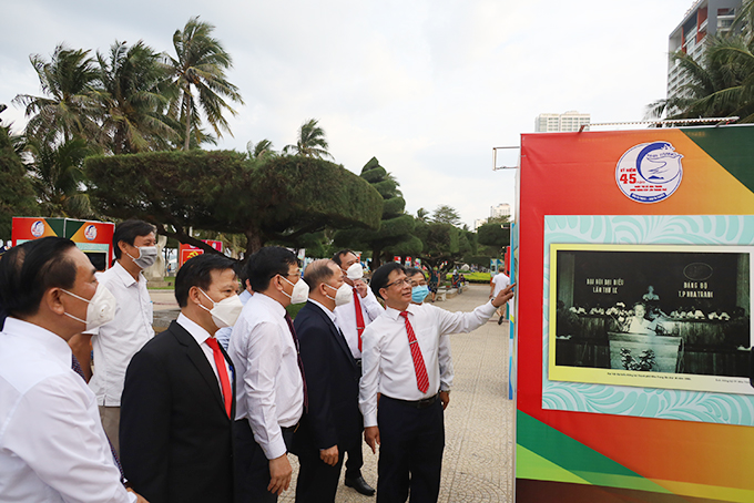 Representatives viewing exhibits