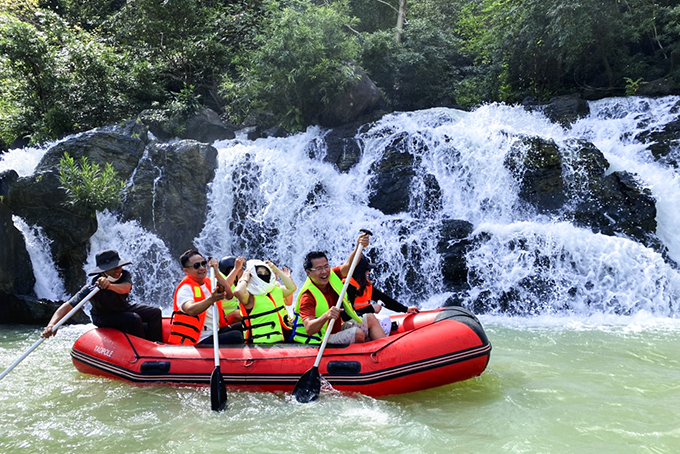 Famtrip group from Khanh Hoa kayaking on river, Dak Lak