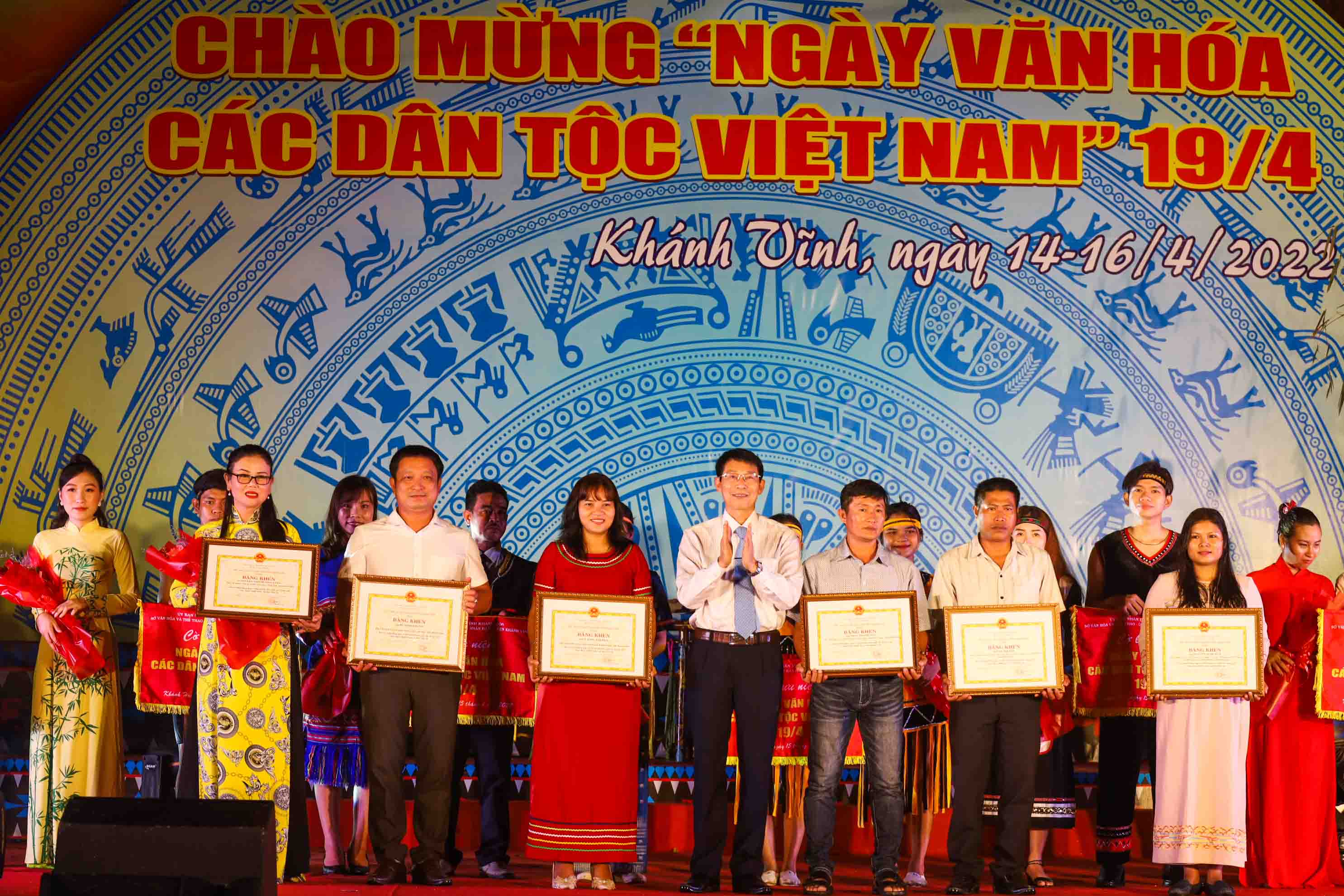 Dinh Van Thieu giving certificates of merit of the provincial People's Committee to individuals who have contributed much to ethnic cultural activities 