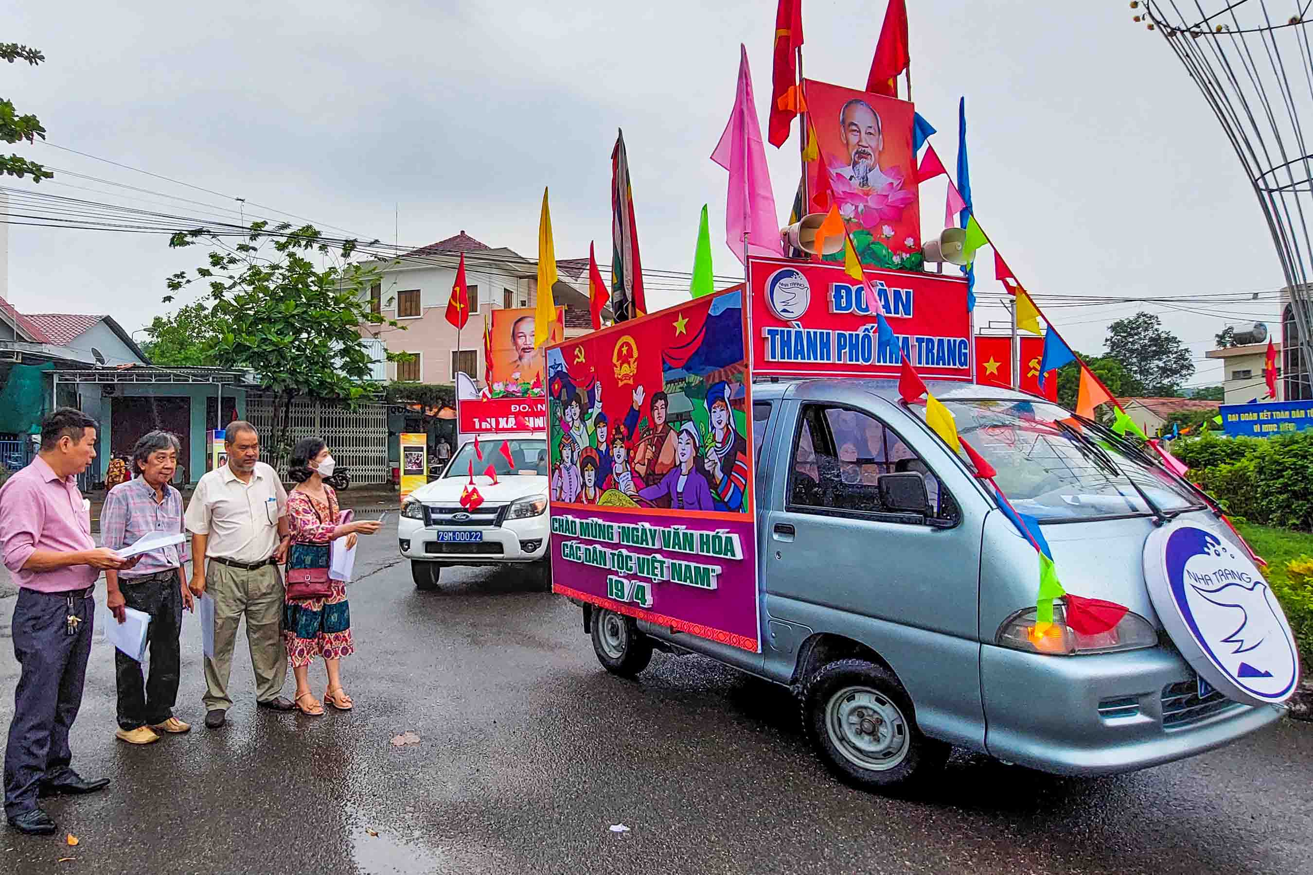 The jury grading decorated propaganda cars