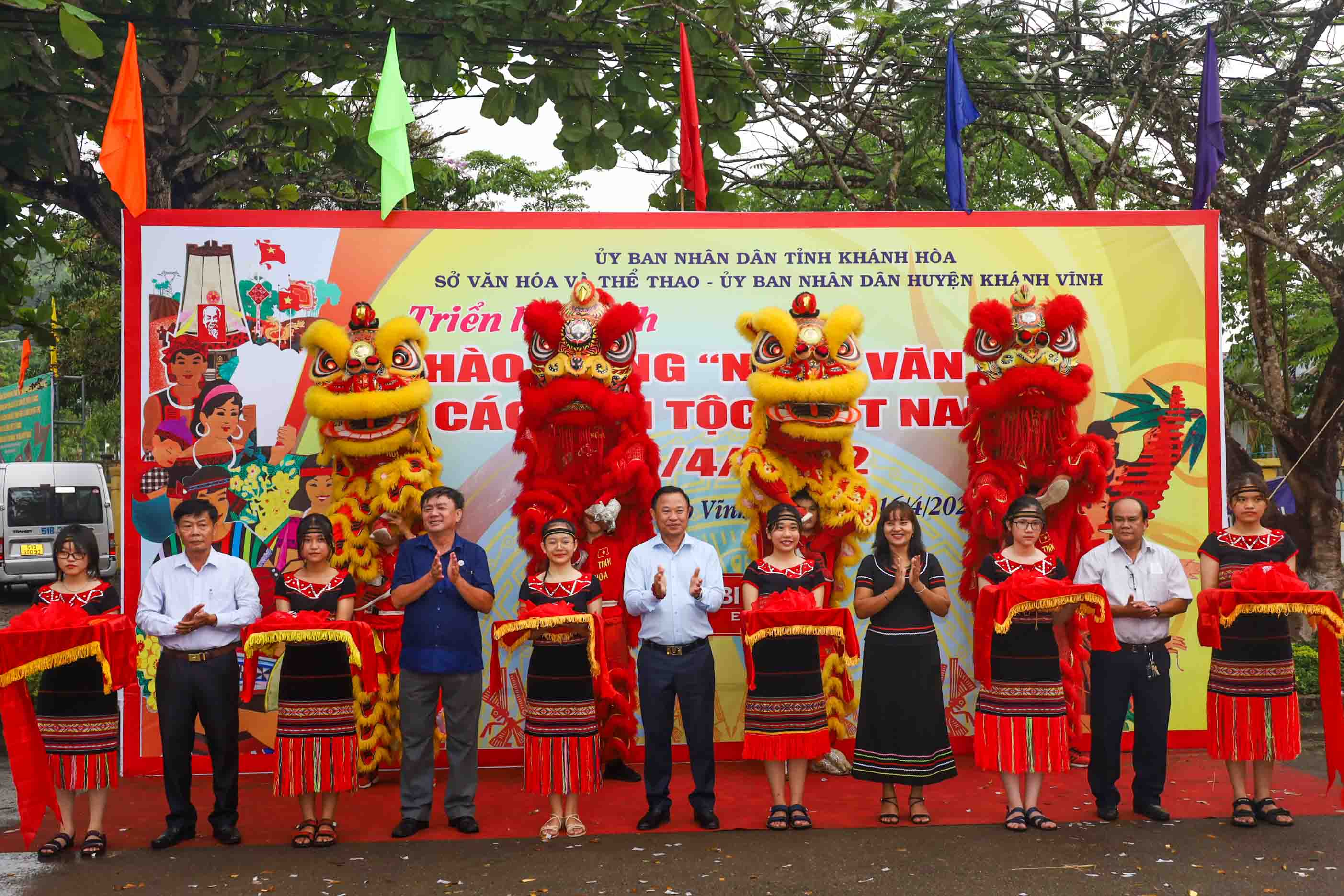 Representatives cutting ribbon at photo exhibition within the framework of the 2022 Vietnam Ethnic Groups’ Cultural Day in Khanh Hoa