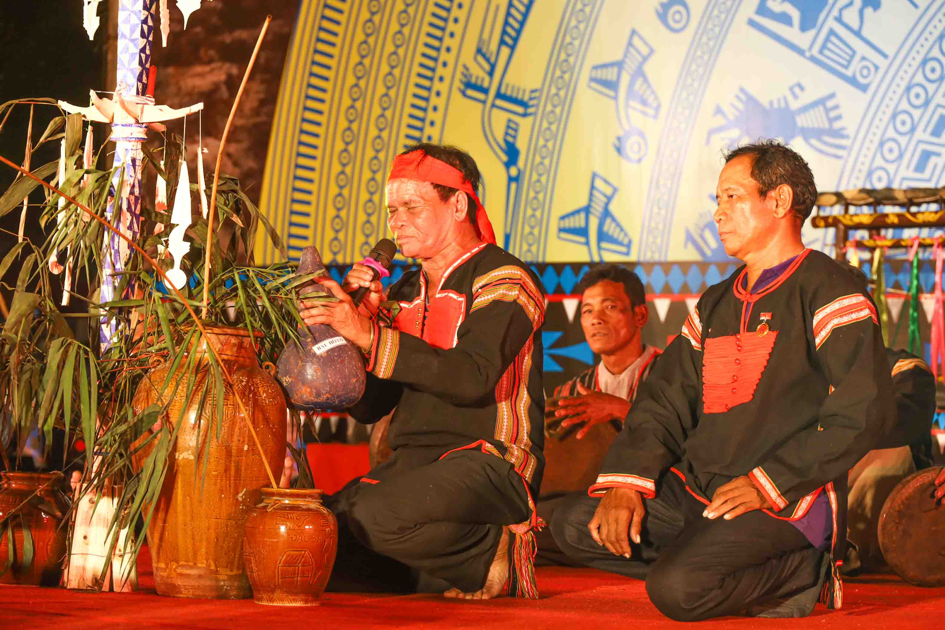 Khanh Vinh artisans performing ritual acts of water wharf festival of Ede people 