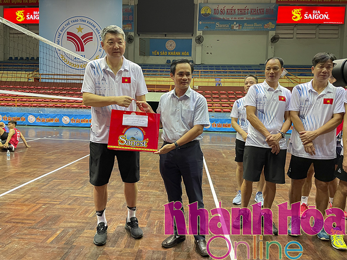 Nguyen Thanh Hai, director of Khanh Hoa State-owned Salangane Nest One Member Co., Ltd., presenting gift to coach Li Huan Ning