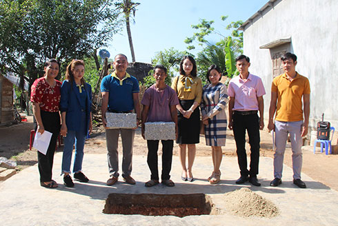 Khanh Hoa Newspaper and sponsoring agencies build house for the poor