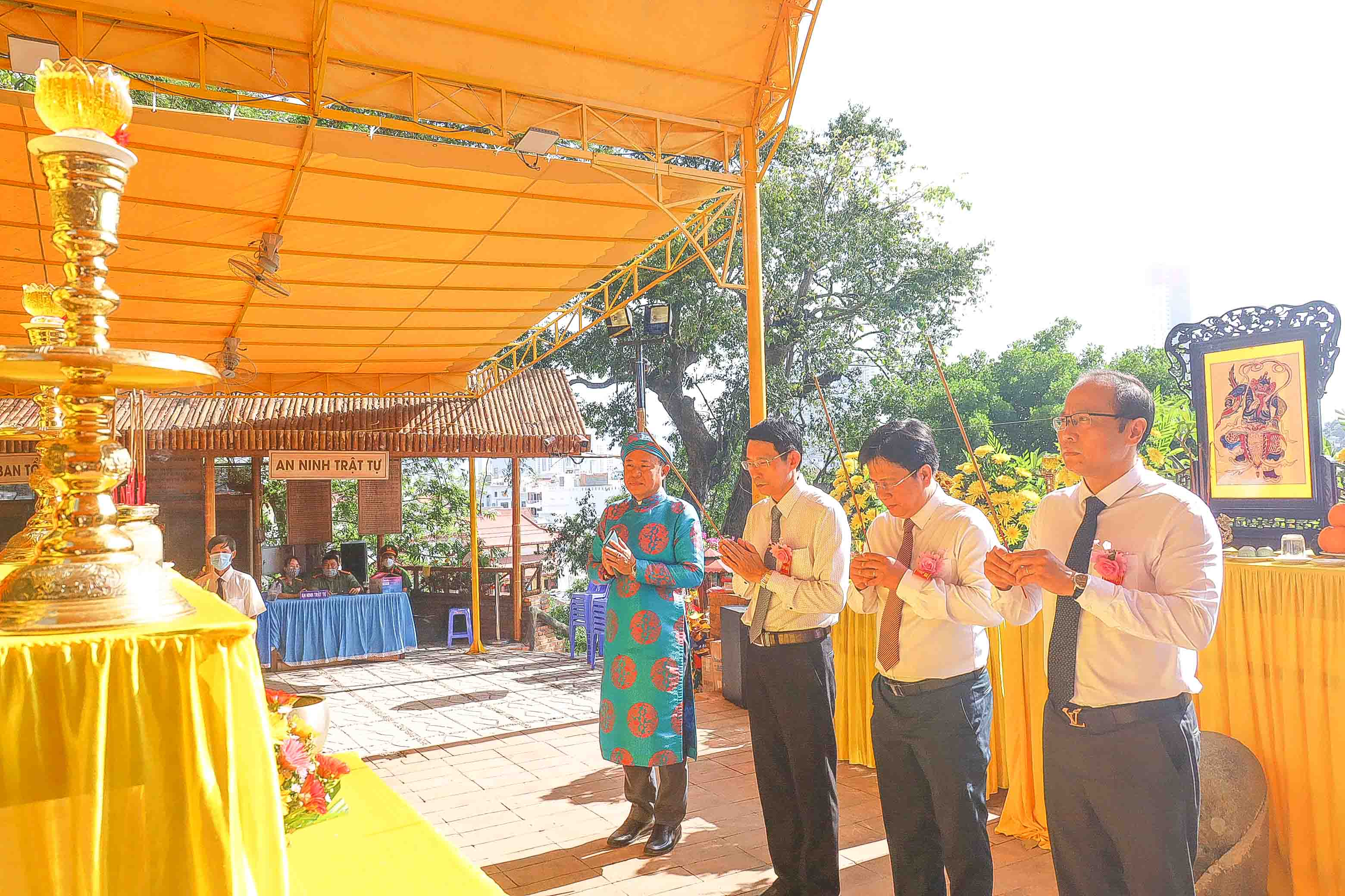 Representatives commemorating the merits of Thien Y A Na Holy Mother