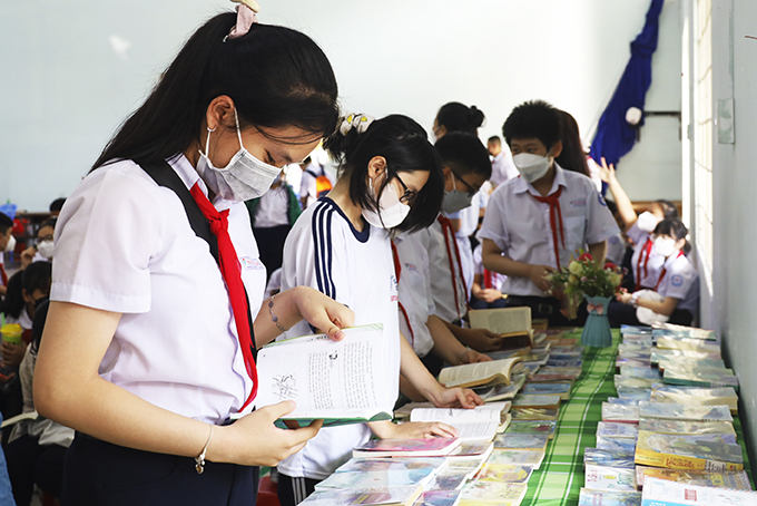 Pupils of Tran Quoc Toan Primary School reading books at school