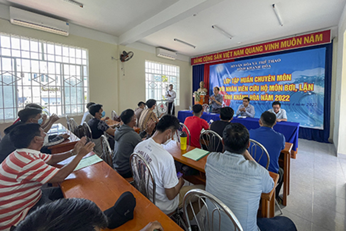 Khanh Hoa's 2nd training course for lifeguards opens