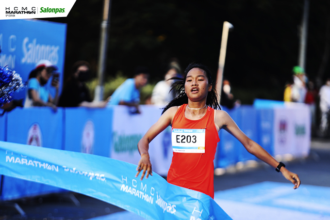 Athlete Nguyen Thi Thuy Van competing at Ho Chi Minh City Marathon Tournament 2022 (source: hcmmarathon.com)