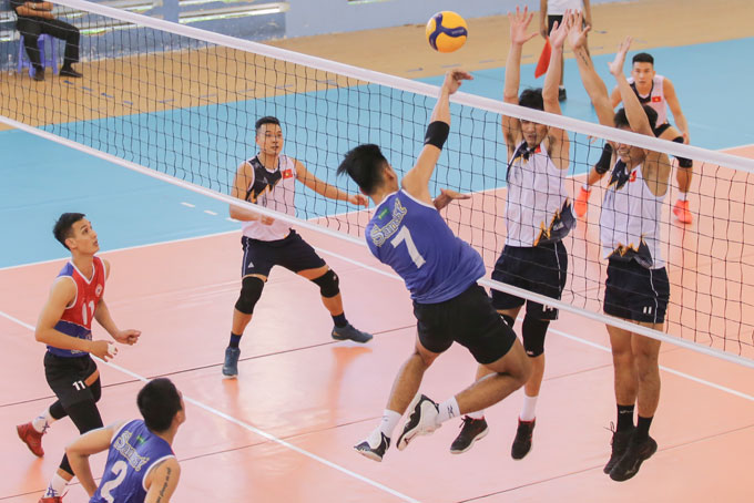 Sanest Khanh Hoa in a match with the national volleyball team 