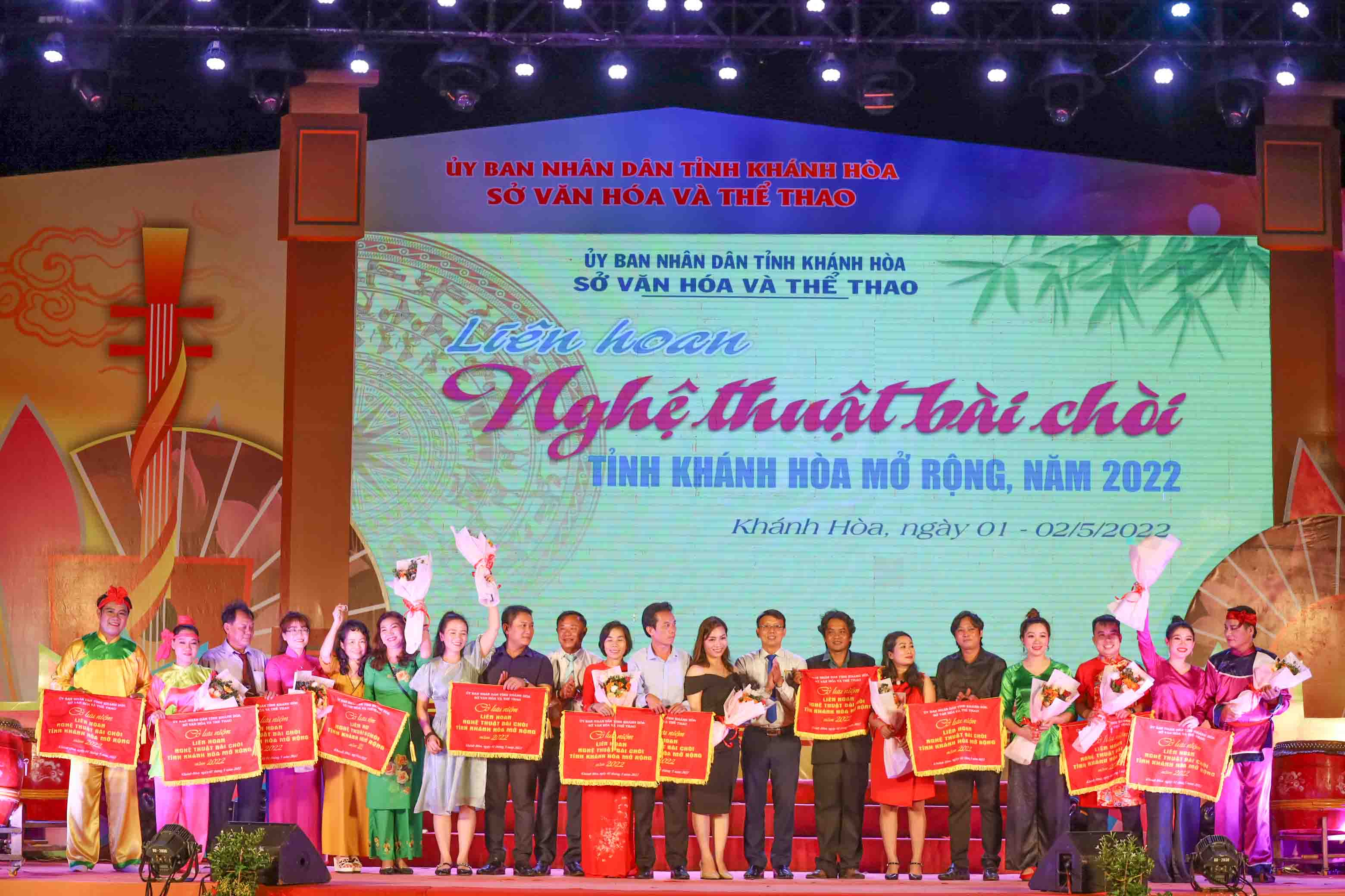 Leadership of Khanh Hoa Provincial Department of Culture and Sports present souvenir flags and flowers to the delegations participating in the festival 