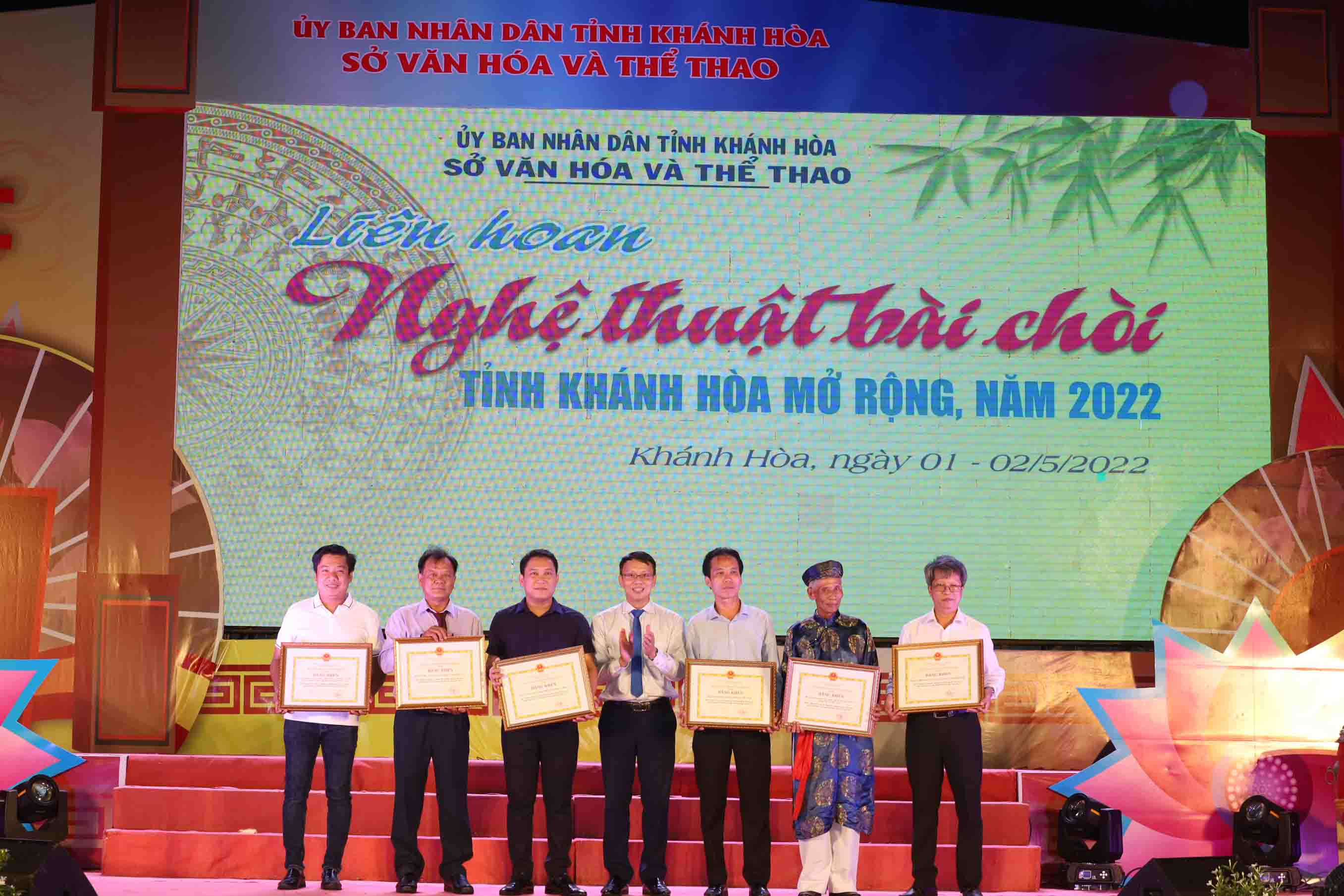 Leadership of Khanh Hoa Provincial Department of Culture and Sports giving certificates of merit of Khanh Hoa Provincial People's Committee to the delegations in the central region