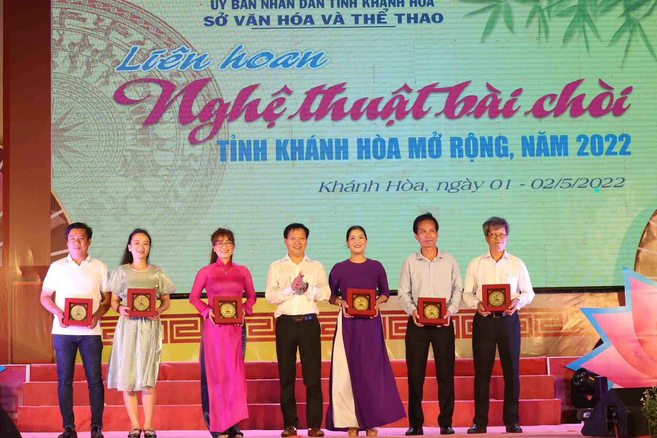 Leadership of Nha Trang City People's Committee giving souvenirs to Bai Choi delegations from outside the province