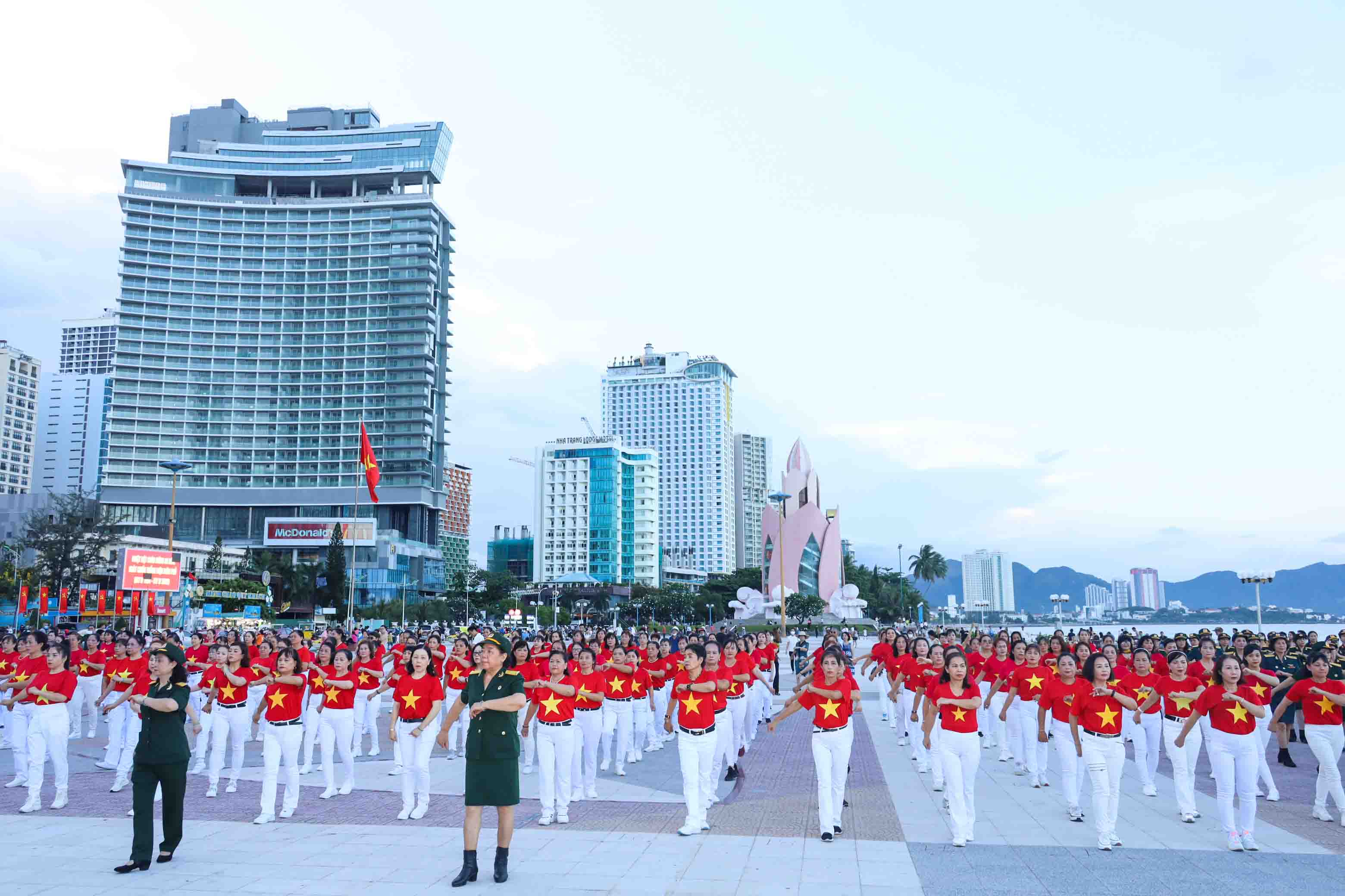 Mass dancesport performances joined by nearly 350 people