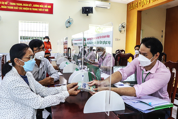 Giving loans to people in Vinh Thanh Commune, Nha Trang