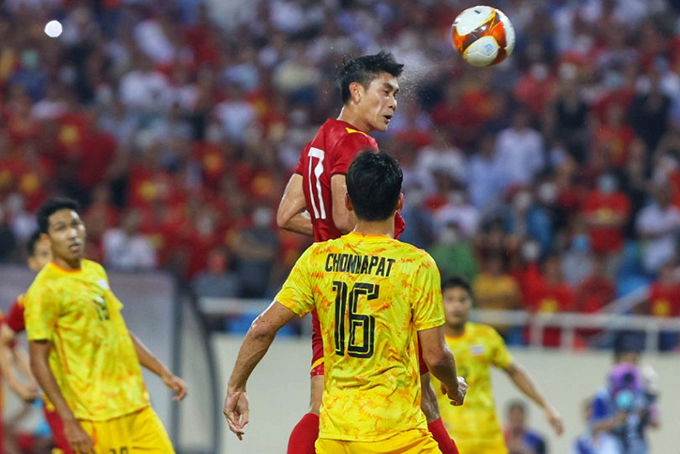 Manh Dung jumps to head the ball into the goal of Thailand U23 (bongdaplus.vn)