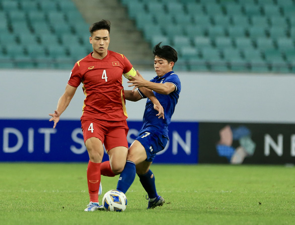 Viet Anh vies for ball with Ekanit Panya (Photo: Huu Tuan)