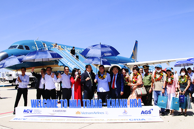 Khanh Hoa leadersand passengers posing for souvinir