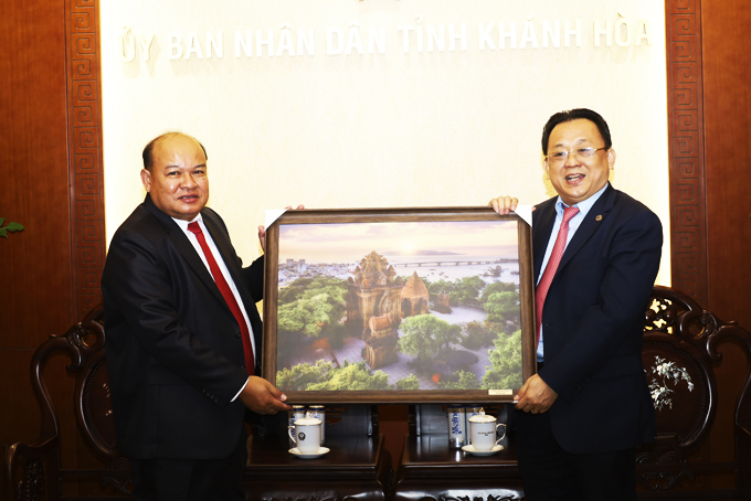 Vientiane Capital delegation (Laos) visits Khanh Hoa