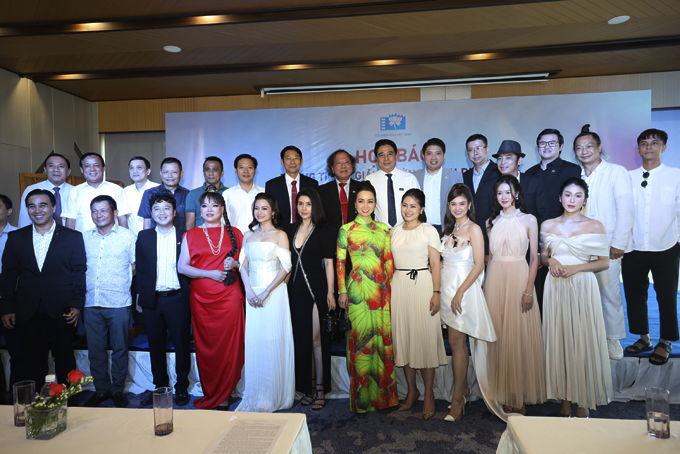 Khanh Hoa Province’s leadership posing for photo with artists at the press conference