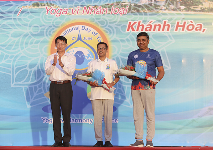 Dinh Van Thieu presents flowers to the Indian Ambassador and Consul General in Ho Chi Minh City.