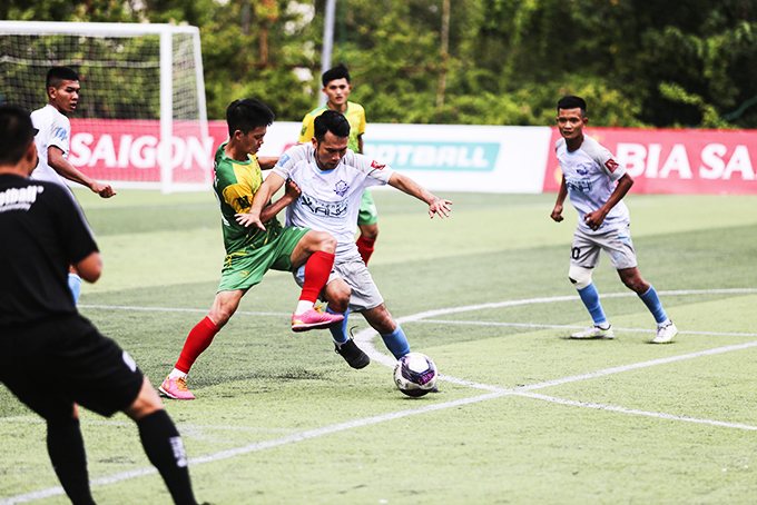 Van Tin playing against Dong De Khanh Hoa