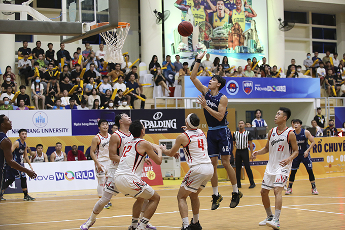 Match between Nha Trang Dolphins (dark blue shirt) and Thang Long Warriors (white shirt).