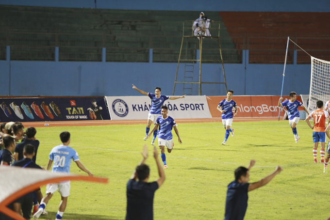 Khanh Hoa FC players in the match with Ba Ria - Vung Tau