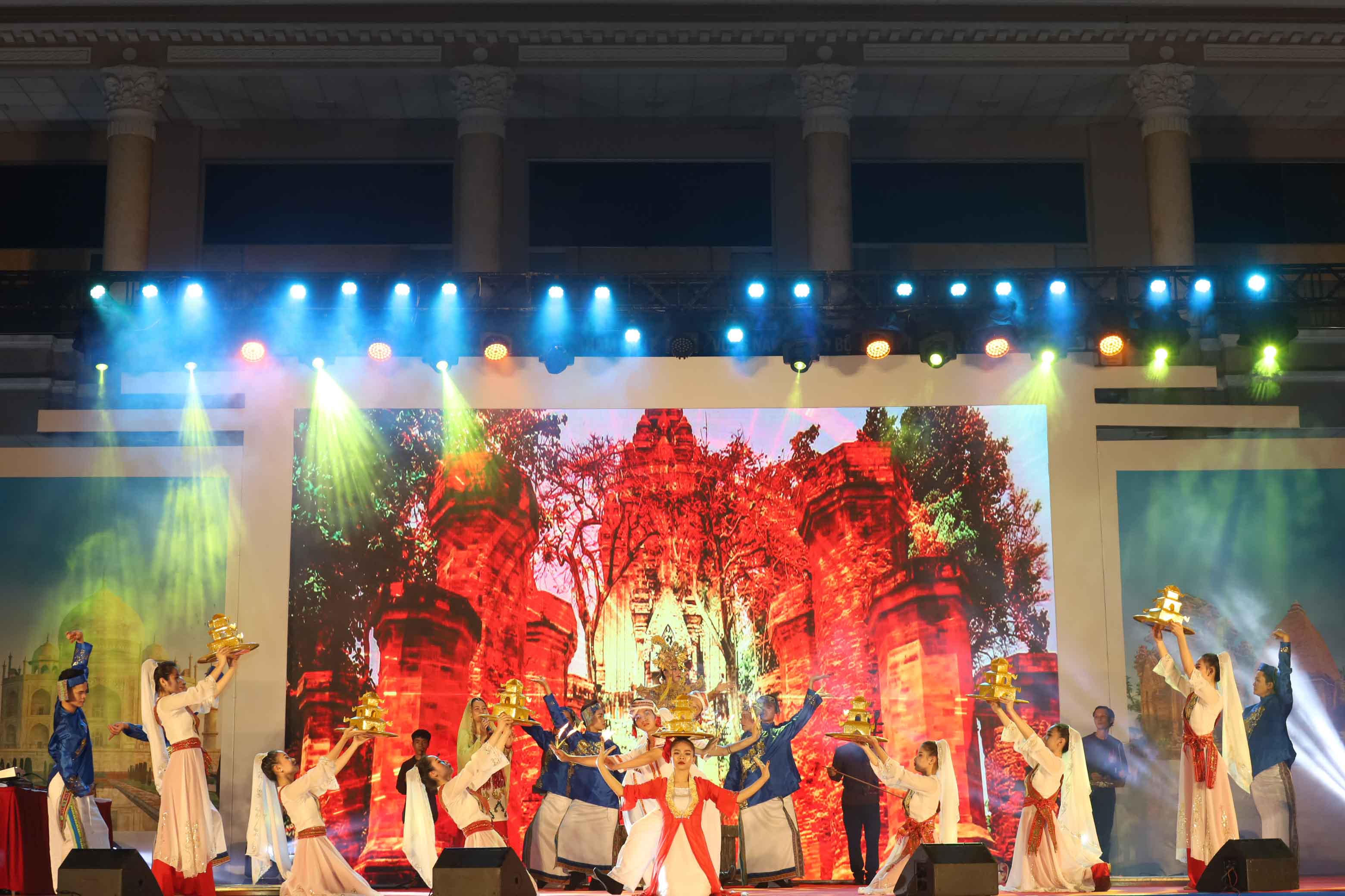 Performance of Hai Dang Song and Dance Troupe