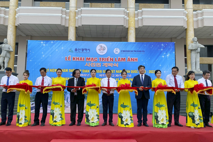 Representatives cutting ribbons at the opening ceremony